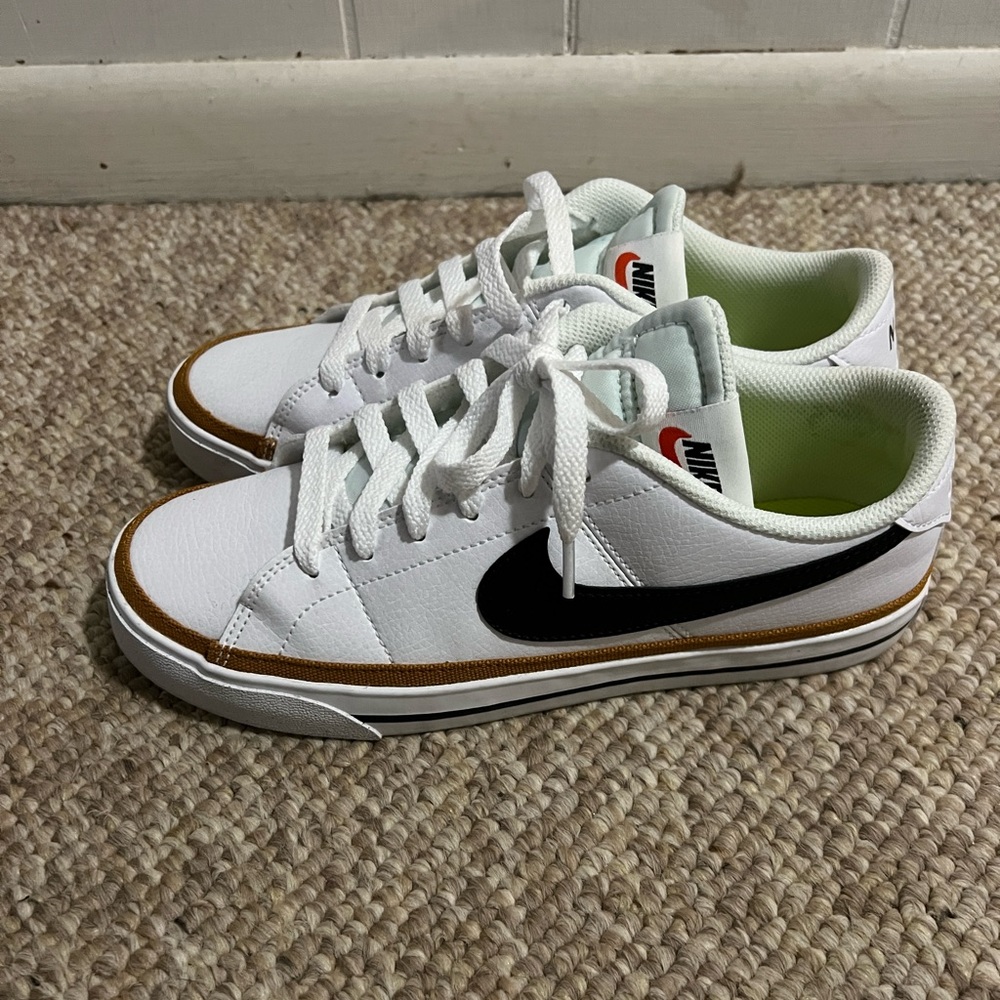 Barely worn, Nike Court Legacy Women’s Sneakers. Size 7.5